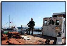 un bateau rouillé au port de Listvianka