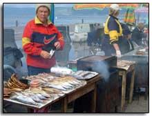 vendeurs d'Omoul au port de Listvianka