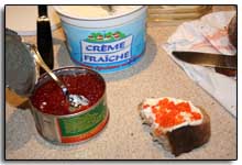 le caviar rouge se mange avec de la crème fraiche sur du bon pain