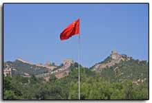 le drapeau Chinois flotte sur la Grande Muraille