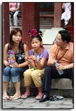 une famille asiatique se repose