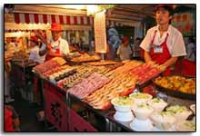 le marché nocturne de Pékin : un étalage de brochettes