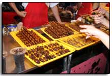 brochettes de scorpions, cocons et autres sauterelles