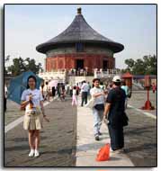 une chinoise pose devant le temple du ciel