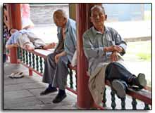 des vieux chinois au Temple du Ciel à Pékin