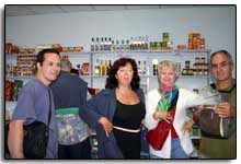 dans le magasin, Daniel tient son sachet de trucs noirs
