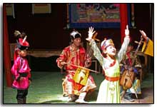 petits chanteurs Mongols dans une Yourte