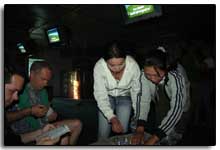 deux Mongoles nous servent la vodka à Souke Baatar