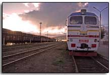 train au départ et coucher de soleil