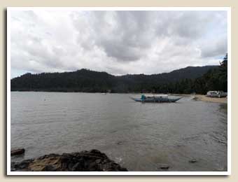 Port Barton par ciel gris