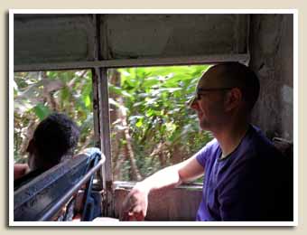 Arnaud placide dans le bus pour Sabang