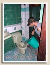 bidon d'eau pour les WC à Sabang